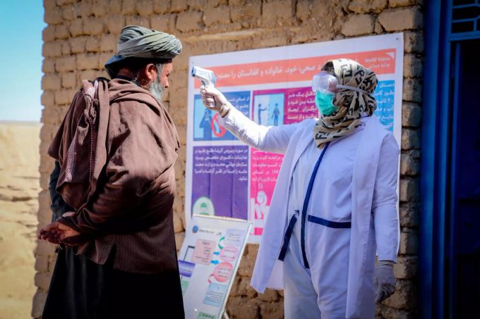 Auch Afghanistan ist von den wirtschaftlichen Folgen der Corona-Pandemie betroffen. Es ist für die Menschen noch schwieriger, ein Auskommen zu finden und Lebensmittel zu kaufen. Fieber messen, Covid-19