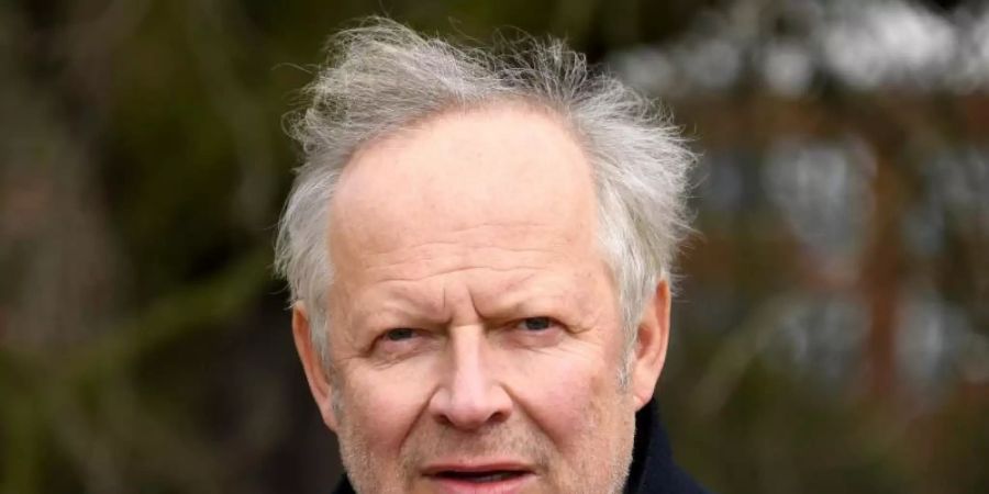 Axel Milberg im letzten Jahr bei «Tatort»-Dreharbeiten. Foto: Carsten Rehder/dpa