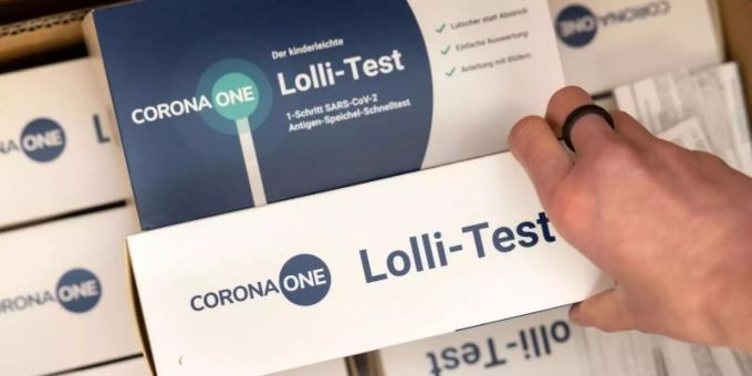 Nach den Sommerferien könnten Lolli-Tests etwa in Schulen vermehrt zum Einsatz kommen. Foto: Michael Reichel/dpa Nach den Sommerferien könnten Lolli-Tests etwa in Schulen vermehrt zum Einsatz kommen. Foto: Michael Reichel/dpa