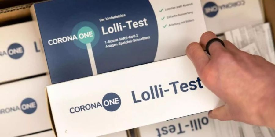 Nach den Sommerferien könnten Lolli-Tests etwa in Schulen vermehrt zum Einsatz kommen. Foto: Michael Reichel/dpa