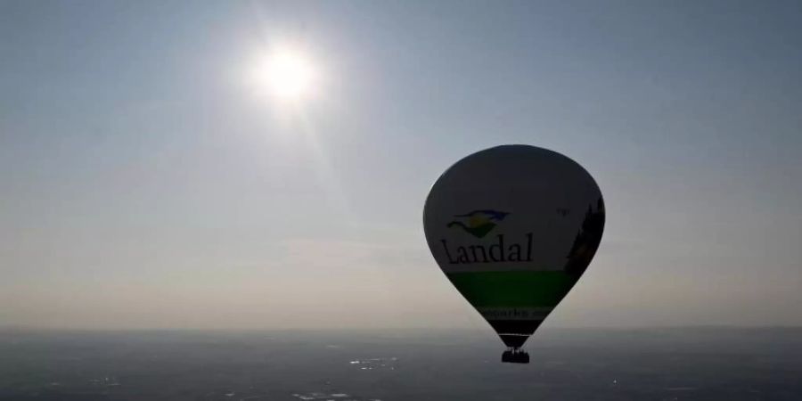 Der nach Angaben des Herstellers grösste jemals in Deutschland produzierte Heissluftballon schwebt bei seiner Jungfernfahrt über Stuttgart. Foto: Bernd Weissbrod/dpa