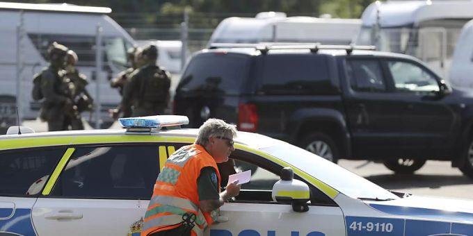 Polizisten arbeiten am Einsatzort. Zwei Insassen einer geschlossenen Haftanstalt in Schweden hatten nach Medienberichten zwei Wärter als Geiseln genommen. Nach ihrer bizarren Forderung nach der Lieferung von 20 Pizzen mit Döner-Auflage hat die Behörde ihre Schulden bei der Pizzeria beglichen. geiselnahme