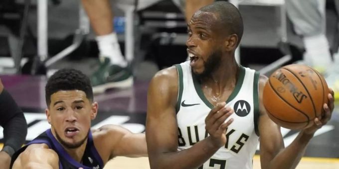 Khris Middleton (r) von den Milwaukee Bucks und Devin Booker von den Phoenix Suns reisen nach Tokio. Foto: Matt York/AP/dpa Khris Middleton (r) von den Milwaukee Bucks und Devin Booker von den Phoenix Suns reisen nach Tokio. Foto: Matt York/AP/dpa