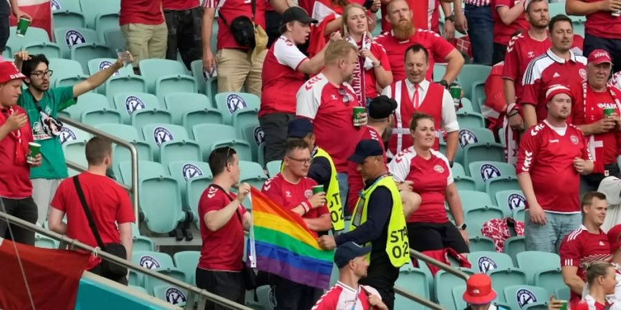 Ordner in Baku bei dänischen Fans mit Regenbogenfahne