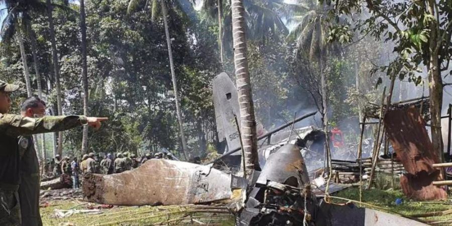 Teile der Hercules-Maschine an der Absturzstelle in der Stadt Patikul im Süden der Philippinen. Foto: -/Joint Task Force-Sulu/dpa