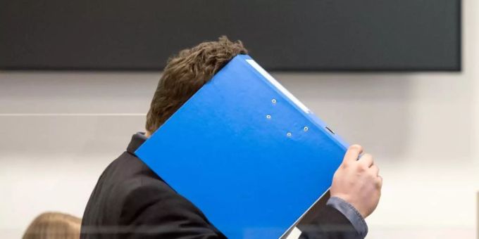 Ein wegen versuchten Mordes angeklagter Mann im Sitzungssaal im Strafjustizzentrum des Landgerichts Nürnberg-Fürth. Der 39-Jähige soll versucht haben, seine von ihm getrennt lebende Ehefrau umzubringen. Er hatte ihr eine selbstgebackene Zimtschnecke mitgebracht, die mit einem Schlafmittel versehen war. Foto: Daniel Karmann/dpa Ein wegen versuchten Mordes angeklagter Mann im Sitzungssaal im Strafjustizzentrum des Landgerichts Nürnberg-Fürth. Der 39-Jähige soll versucht haben, seine von ihm getrennt lebende Ehefrau umzubringen. Er hatte ihr eine selbstgebackene Zimtschnecke mitgebracht, die mit einem Schlafmittel versehen war. Foto: Daniel Karmann/dpa