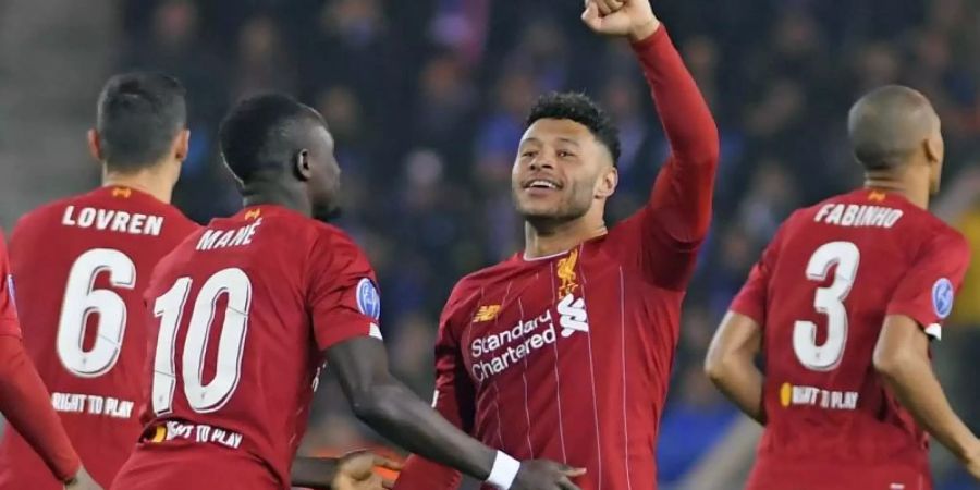 Alex Oxlade-Chamberlain (2.v.r.) sorgte mit seinem Tor für den Grundstein zum Liverpooler Sieg in Genk. Foto: Laurie Dieffembacq/BELGA/dpa