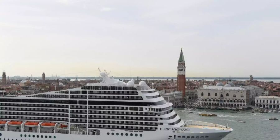 Kreuzfahrtschiff in Venedig