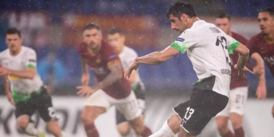Lars Stindl sorgte vom Elfmeterpunkt für das Gladbacher Last-Minute-Remis bei AS Rom. Foto: Marius Becker/dpa