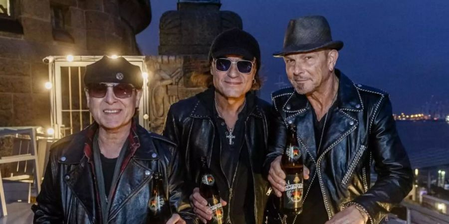 Klaus Meine (l-r), Matthias Jabs und Rudolf Schenker stellen in Hamburg ihr Scorpions-Bier vor. Foto: Markus Scholz/dpa