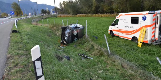 Der Personenwagen kollidierte mit dem Wildschutzzaun. Kollision