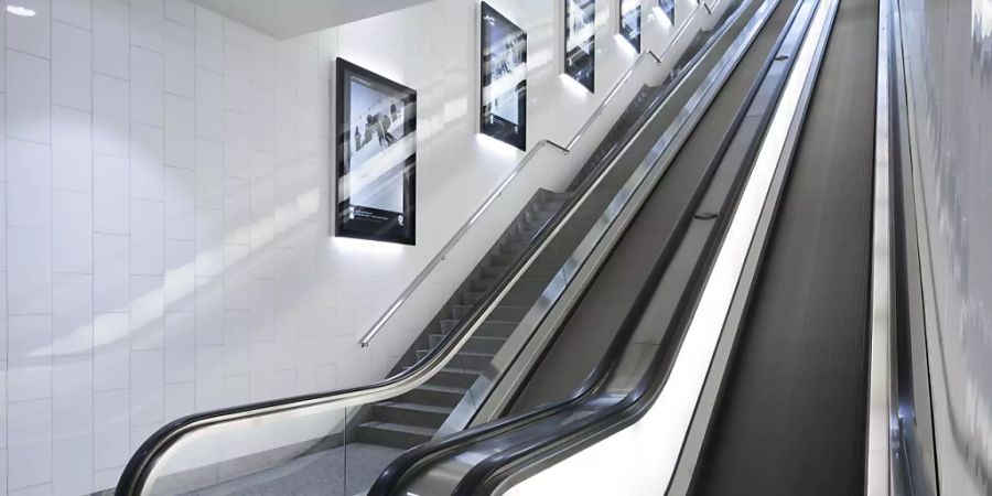 Mit dem Umsatz des Lift- und Rolltreppenherstellers Schindler ist es in den ersten neun Monaten aufwärts gegangen - im Bild eine Schindler-Rolltreppe im Parkhaus Serletta in St. Moritz. (Archivbild)