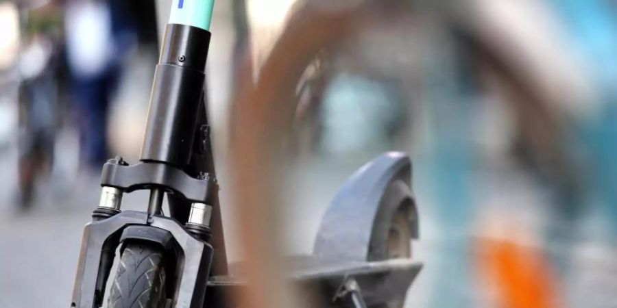 Seit Mitte Juni dürfen E-Tretroller in Deutschland auf Fahrradwegen und Strassen fahren. Foto: Martin Gerten/dpa