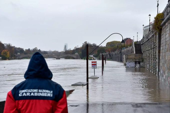 Ein Carabinieri beobachtet den aus seinen Ufern getretenen Fluss Po. Hochwasser in Italien