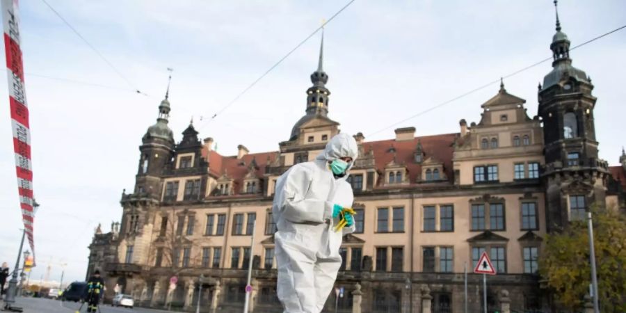 Mitarbeiter der Spurensicherung vor dem Residenzschloss
