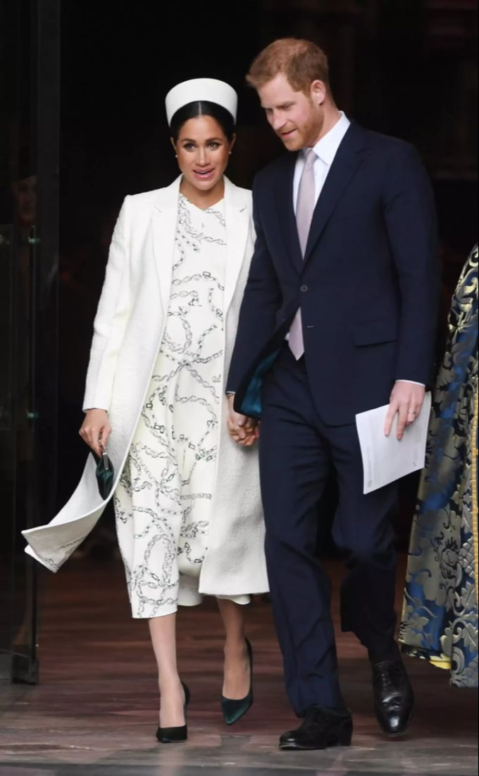Fluch oder Segen? Hier trägt Meghan Umstandsmode von Designerin und Freundin Victoria Beckham. meghan markle