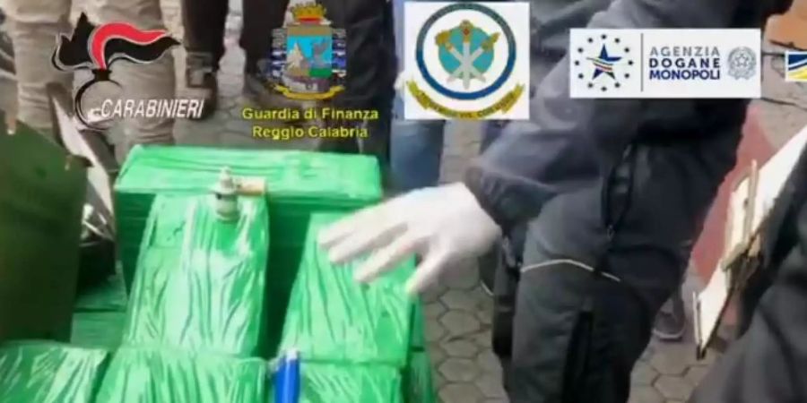 Die italienische Finanzpolizei und Europol haben fast 1200 Kilo Kokain in Bananenkisten gefunden. Foto: -/Guardia di Finanza/dpa