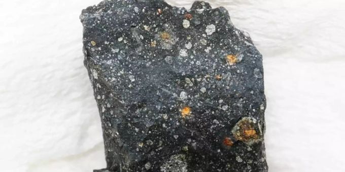 Ein Fragment des Murchison Meteoriten. In dem Gestein wurde auch der Zucker Ribose gefunden. Foto: Yoshihiro Furukawa/Tohoku-Universität/dpa Ein Fragment des Murchison Meteoriten. In dem Gestein wurde auch der Zucker Ribose gefunden. Foto: Yoshihiro Furukawa/Tohoku-Universität/dpa