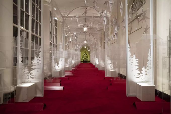 Ein Gang überhäuft mit weissen Deko-Sternen. Melania Trump Weihnachtsdeko