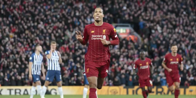 Virgil van Dijk wird von der Schwester von Cristiano Ronaldo attackiert. Cristiano Ronaldo