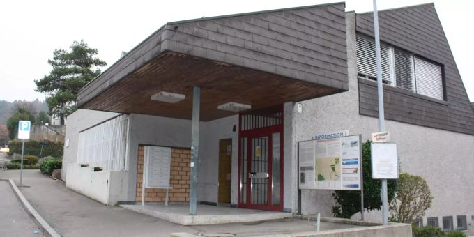 Das Gemeindehaus in Weiningen. - Kanton Zürich Das Gemeindehaus in Weiningen. - Kanton Zürich