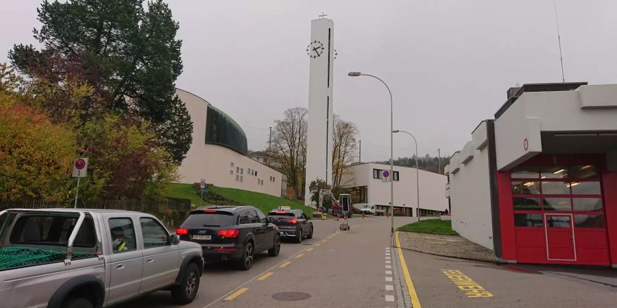 Links die kath. Kirche und rechts im Bild die Feuerwehrwache Schlieren.