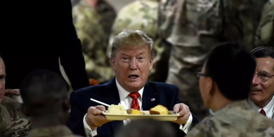 Trump serviert US-Soldaten ein Thanksgiving-Essen