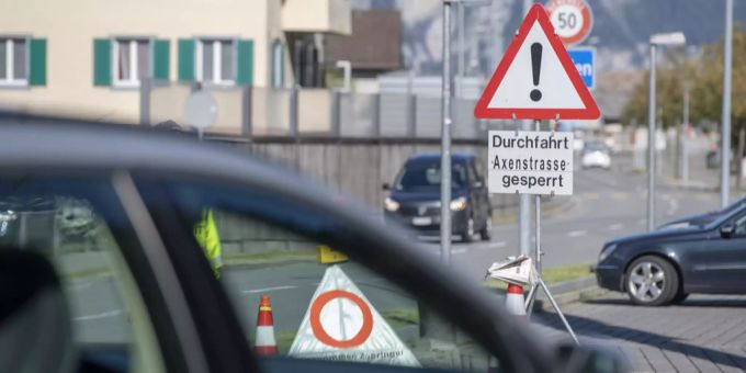 Für Velofahrer und Fussgänger bleibt die Axenstrasse vorläufig geschlossen. (Archivbild) axenstrasse störung