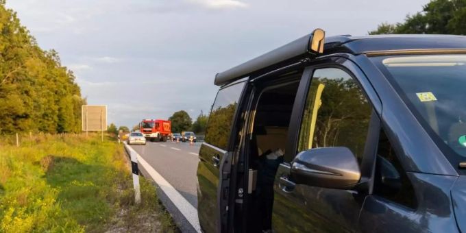 Das Unglücksfahrzeug steht an der A96 bei Windach in Bayern. Foto: Benjamin Liss Das Unglücksfahrzeug steht an der A96 bei Windach in Bayern. Foto: Benjamin Liss