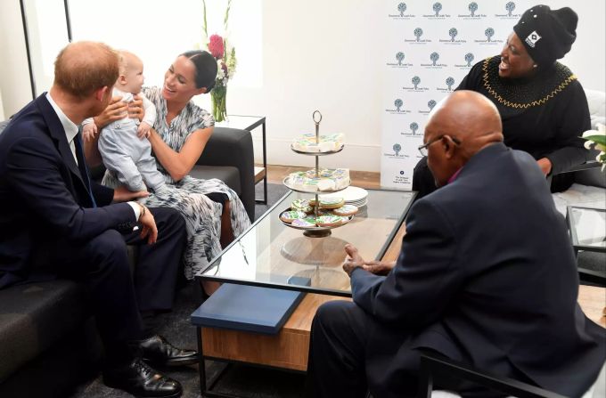 Archie lernt Desmond Tutu (2.v.r), Erzbischof von Kapstadt und Friedensnobelpreisträger, und dessen Frau (r), kennen. meghan markle archie