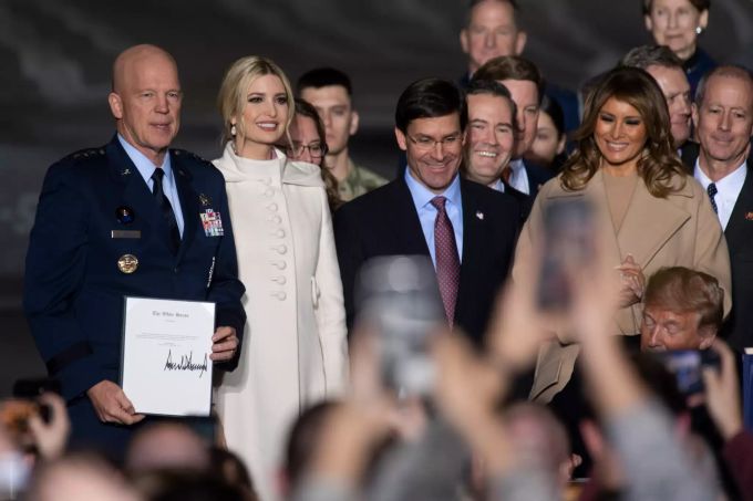 Jay Raymond (l.) wurde zum ersten Befehlshaber der neuen «Space Force» ernannt. jay raymond