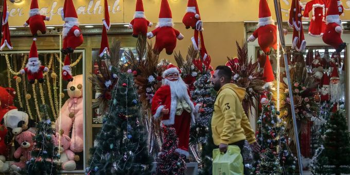 Ein Shop in Gaza mit Weihnachtsdekoration. Gaza Weihnachten