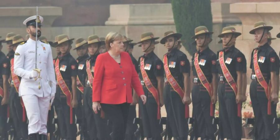 Merkel bei militärischer Zeremonie im Smog in Neu Delhi