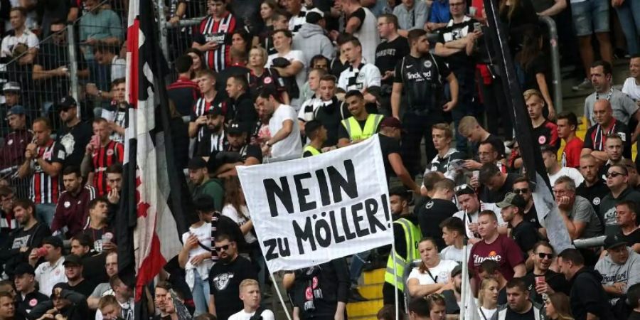 Ultra-Fans von Eintracht Frankfurt über Kritik an der geplanten Verpflichtung von Andreas Möller. Foto: Hasan Bratic