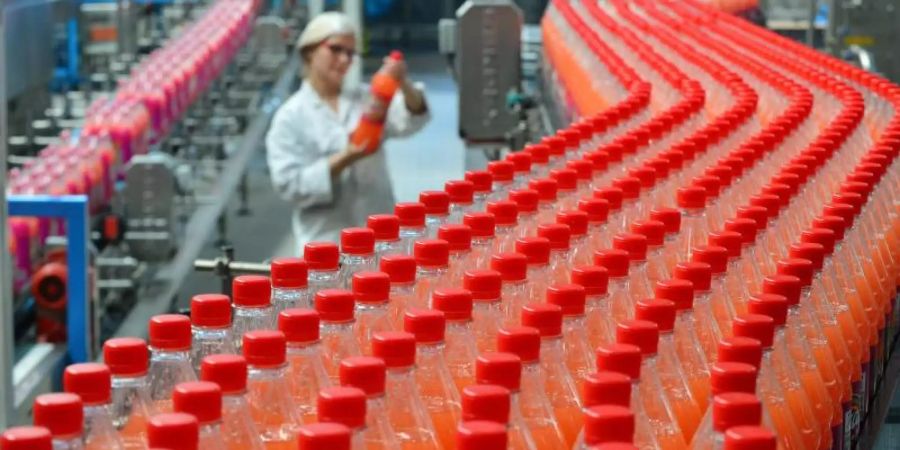 In einer Getränkefabrik wird Limonade abgefüllt. Foto: Martin Schutt