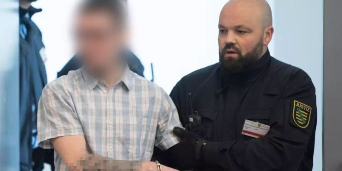 Ein Angeklagter wird im Oberlandesgericht Dresden zu Prozessbeginn in den Verhandlungssaal geführt. Revolution Chemnitz