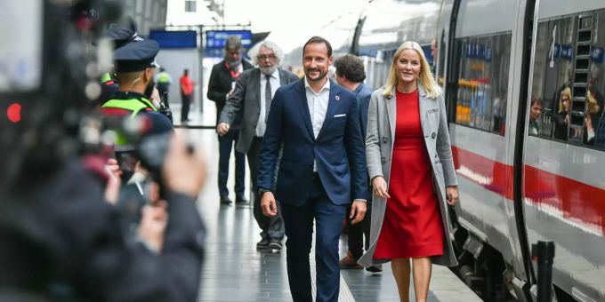 Fährt lieber Zug: Norwegens Kronprinzessin Mette-Marit, hier mit Gatte Hakoon, am Hamburger Hauptbahnhof. Mette-Marit Tjessem Høiby
