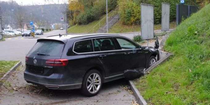Bei diesem Alleinfall wurde niemand verletzt, es entstand jedoch erheblicher Sachschaden. Unfall