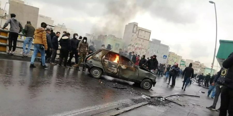 Protest gegen erhöhte Benzinpreise in Teheran