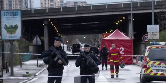 Polizisten sichern nach der Messerattacke den Tatort in Villejuif südlich von Paris. Foto: Michel Euler/AP/dpa Polizisten sichern nach der Messerattacke den Tatort in Villejuif südlich von Paris. Foto: Michel Euler/AP/dpa