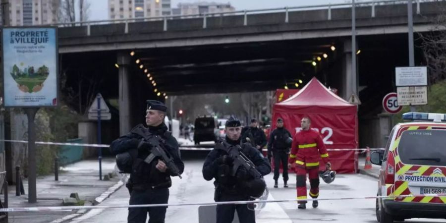 Polizisten sichern nach der Messerattacke den Tatort in Villejuif südlich von Paris. Foto: Michel Euler/AP/dpa