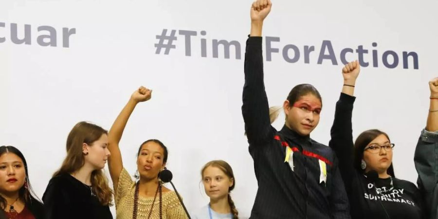 Greta Thunberg (M.) und Luisa Neubauer (2.v.l.) mit weiteren Aktivisten bei der UN-Klimakonferenz. Foto: Clara Margais/dpa