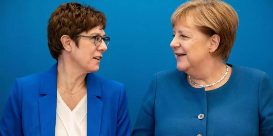 Sie warten ab, was sich beim Koalitionspartner SPD entwickelt: CDU-Chefin Annegret Kramp-Karrenbauer und Bundeskanzlerin Angela Merkel. Foto: Michael Kappeler/dpa