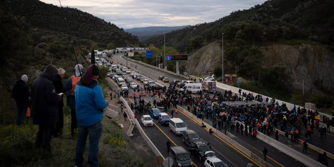 Befürworter der katalanischen Unabhängigkeit blockieren einen grossen Autobahngrenzpass bei La Jonquera zwischen Spanien und Frankreich. katalonien autobahn demonstranten