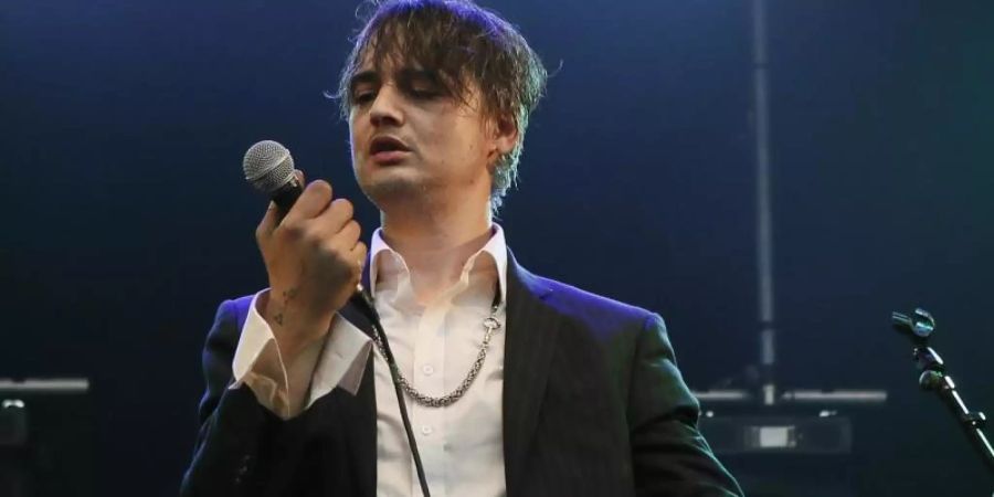 Peter Doherty muss eine Geldstrafe von 5000 Euro zahlen. Foto: Francois Mori/AP/dpa