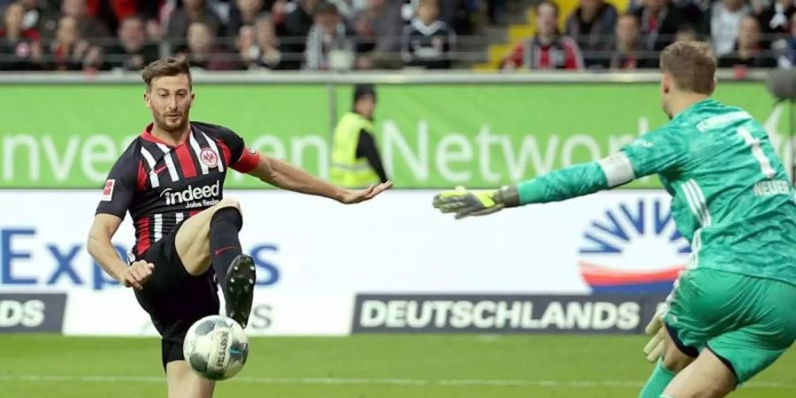 David Abraham (l) sorgte mit seinem Tor zum 3:1 für die Vorentscheidung beim Sieg über die Bayern. Foto: Hasan Bratic/dpa