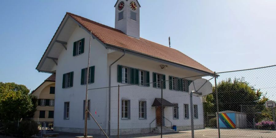 Das Schulhaus in Gurbrü.