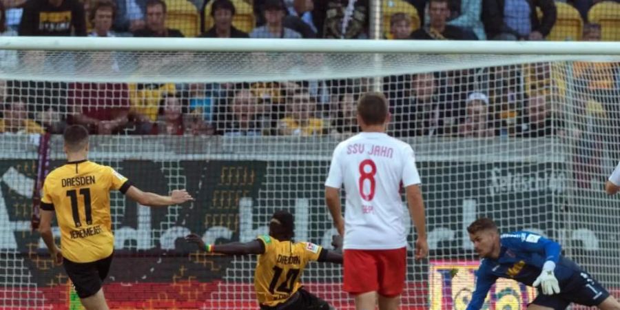 Der Dresdner Moussa Kone (2.v.l) erzielte das 1:1 gegen Jahn Regensburg. Foto: Robert Michael