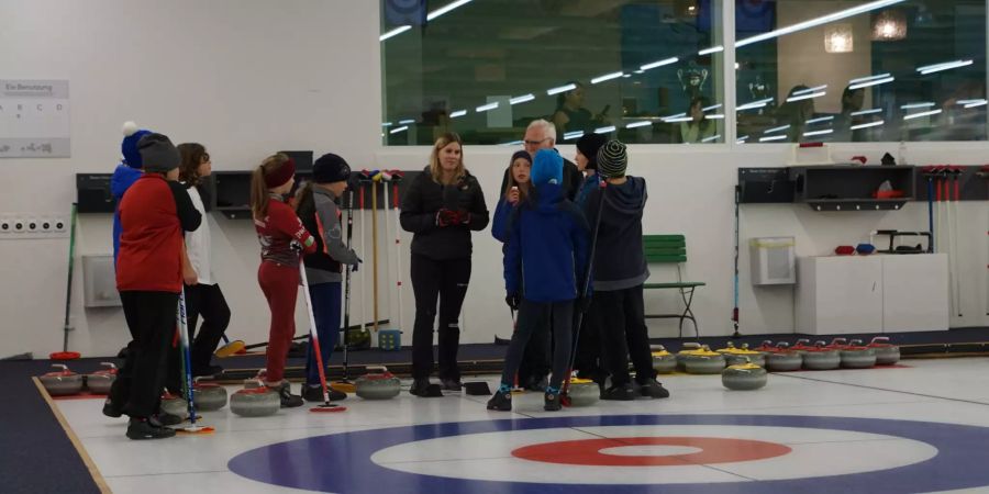 Instruktionen durch Jenny Perret an Junioren beim Training des CC Aarau, Bild: CC Aarau