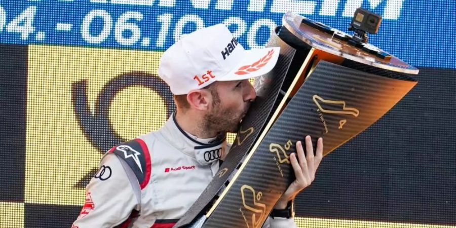 DTM-Gesamtsieger René Rast mit dem Pokal. Foto: Uwe Anspach/dpa